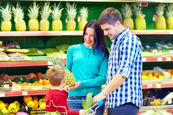 Familjshopping i stormarknad — Stockfoto