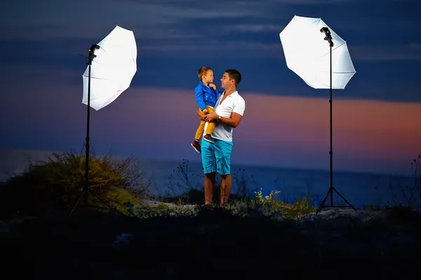 Achter de scène, schieten outdoor portretten met flash verlichting — Stockfoto