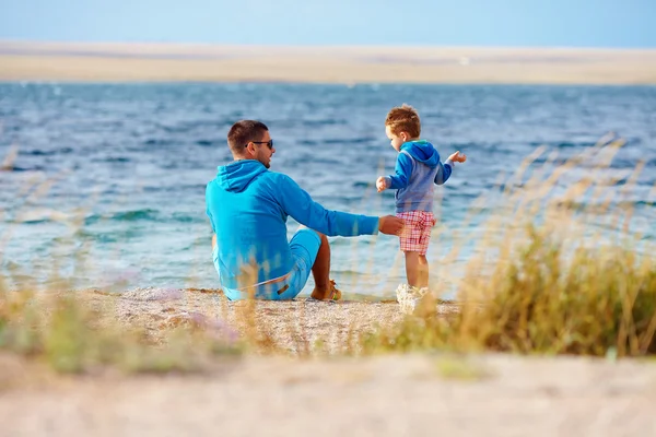 Padre e hijo juntos en la costa del lago —  Fotos de Stock