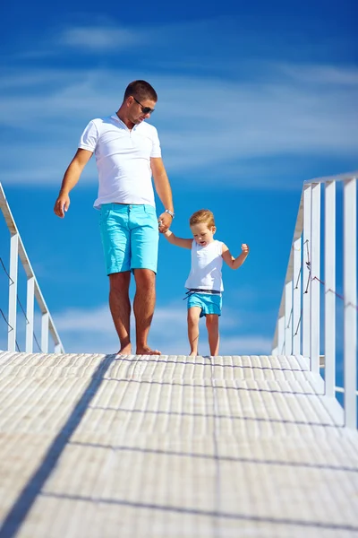 Felice padre e figlio che camminano sull'orizzonte del cielo blu — Foto Stock