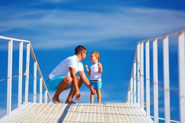 Šťastný otec a syn hraje na obzoru modré oblohy — Stock fotografie