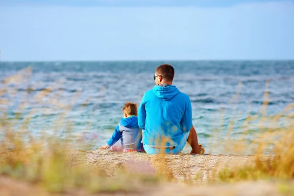 Otec a syn dohromady u moře — Stock fotografie