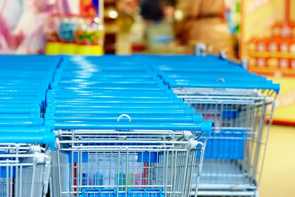 Satır süpermarket alışveriş sepeti arabaları — Stok fotoğraf
