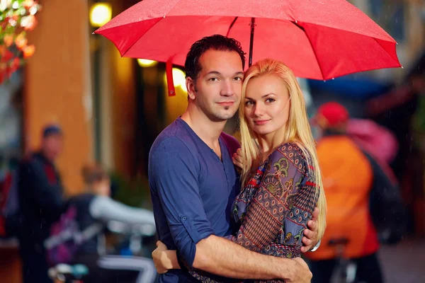 Para zakochanych ogarnięcie na zatłoczonej ulicy — Zdjęcie stockowe