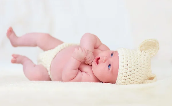 Bebê recém-nascido bonito no branco — Fotografia de Stock