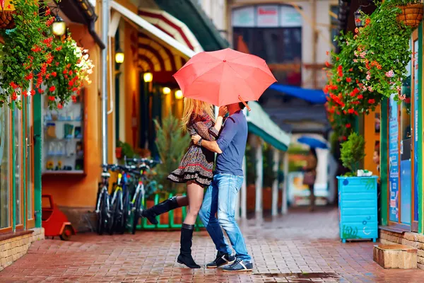 Casal feliz se divertindo na rua colorida — Fotografia de Stock