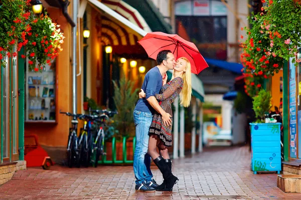 Glückliches Paar hat Spaß auf bunter Straße — Stockfoto