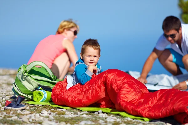 산에서 야영 하는 부모와 아이 — 스톡 사진