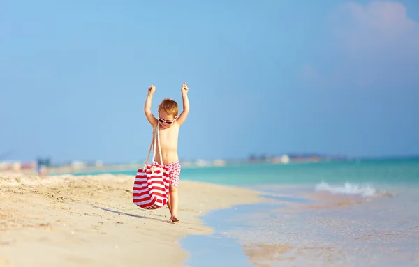 Szczęśliwy szykowny chłopiec spaceru na plaży — Zdjęcie stockowe