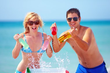 mutlu arkadaş sahilde soğuk içecekler holding