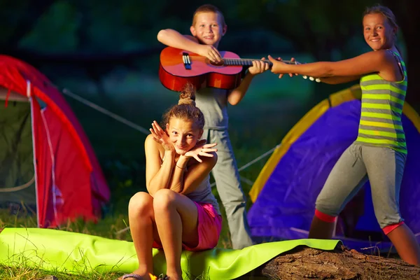 夏のキャンプで楽しんでいる 10 代の子供 — ストック写真