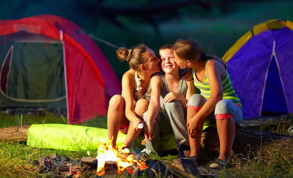 Adolescenti flirtare in campo estivo — Foto Stock