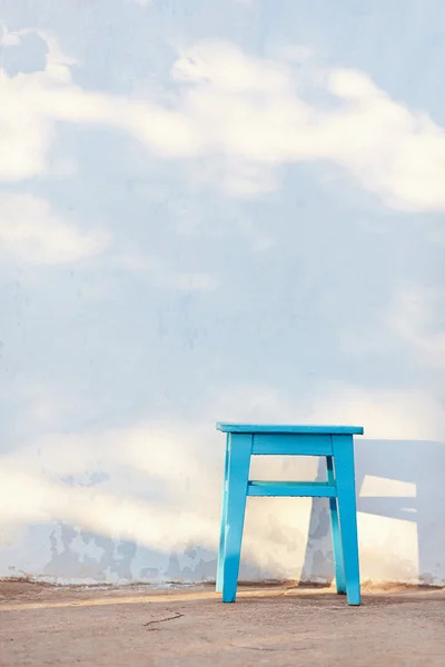 Modré venkovských stolička na bílé zdi pozadí — Stock fotografie