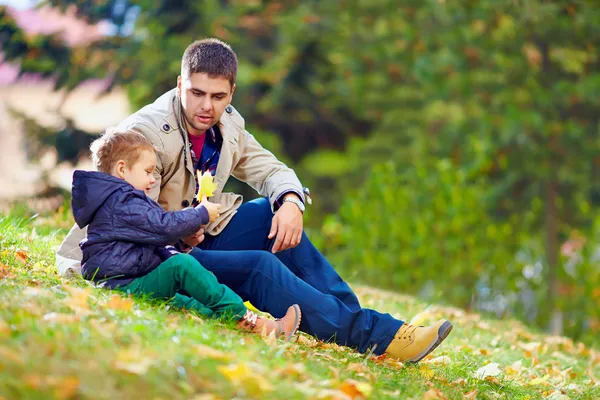 Padre e hijo jugando en el parque de otoño — Foto de Stock