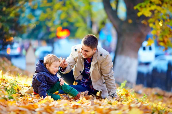 Familia riendo divirtiéndose en el parque otoño — Foto de Stock