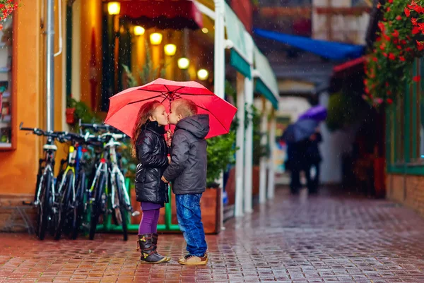 Cute young couple kissing under the rain — Stock Photo, Image