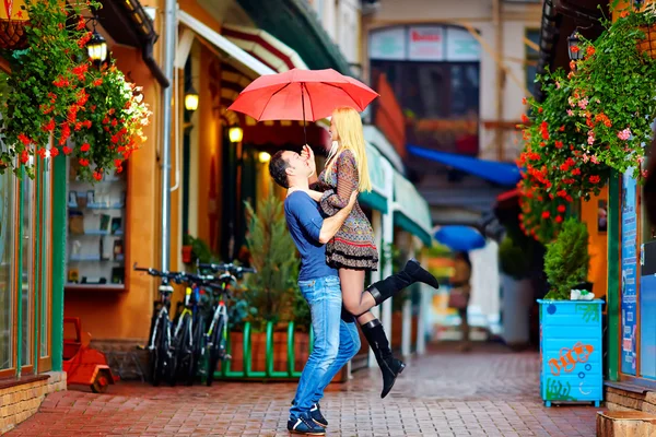 Couple amoureux s'amuser sous la pluie — Photo