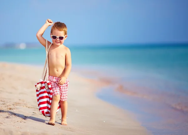 Happy kid boy walking the summer beach — Stock Photo, Image