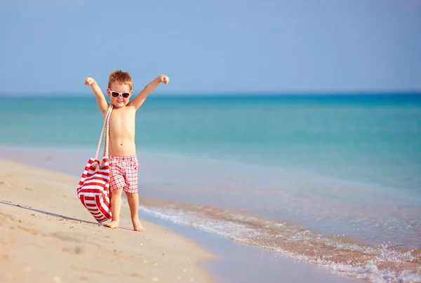 Szczęśliwe dziecko spaceru na plaży latem — Zdjęcie stockowe