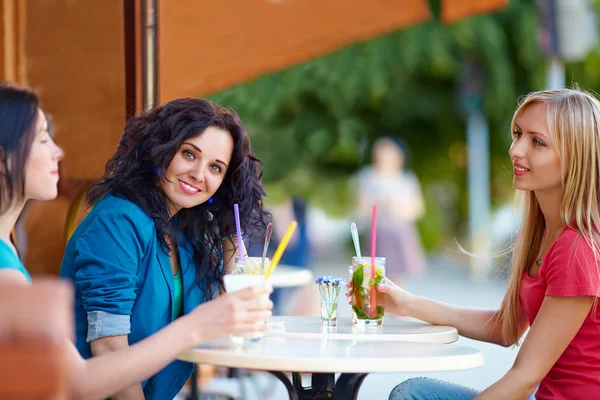 Belle ragazze sedute nel caffè estivo — Foto Stock