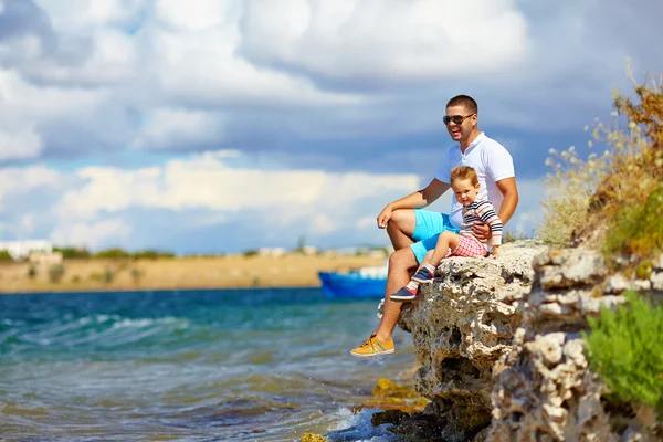 Vater und Sohn genießen das Leben am See — Stockfoto