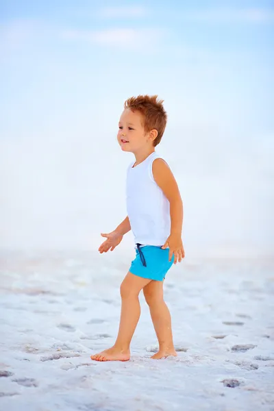 Schattige jongen lopen het gezouten meer firth — Stockfoto