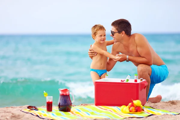 Сім'я розважається на пляжному пікніку — стокове фото