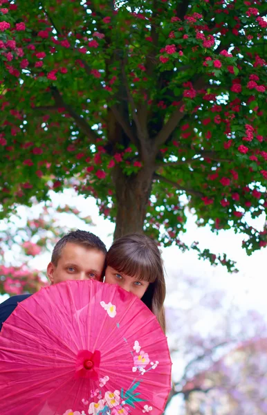 Casal feliz na rua Primavera — Fotografia de Stock