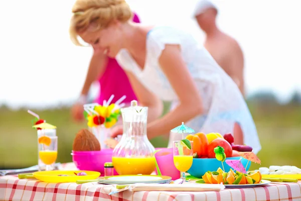 Προετοιμασία picnic πίνακα στο πάρκο καλοκαίρι — Φωτογραφία Αρχείου