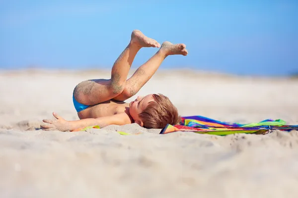 Játékos gyerek szórakozik a strandon — Stock Fotó