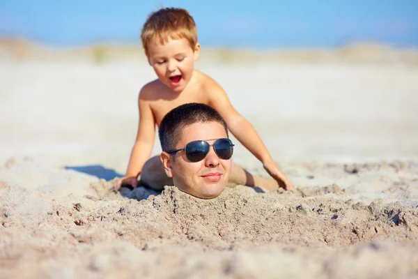 Rodzina bawiąca się na plaży — Zdjęcie stockowe