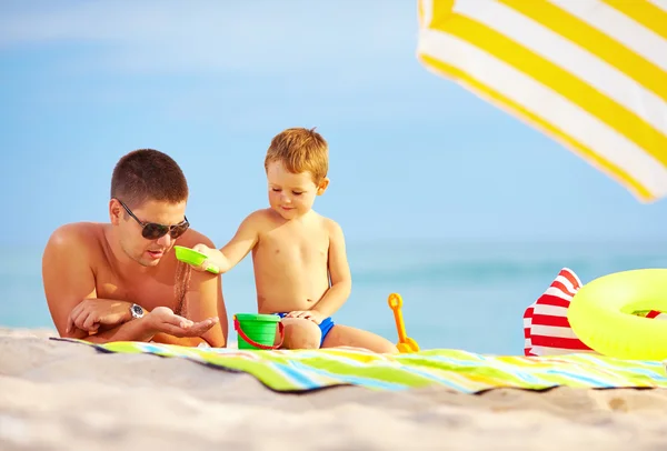 Feliz padre e hijo jugando en la arena en la playa — Foto de Stock