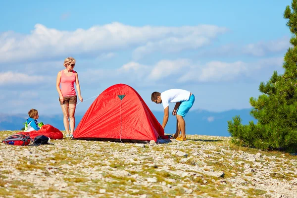 Familie richtet ein Lager in den Bergen ein, aktiver Lebensstil — Stockfoto