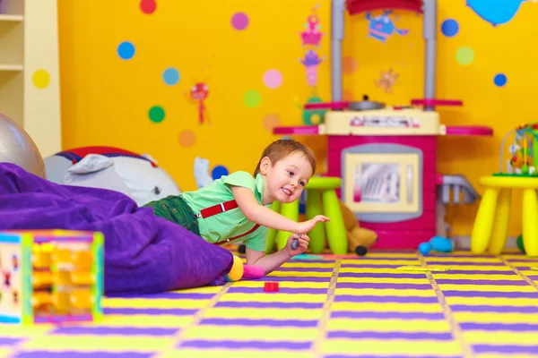 Aufgeregtes Kind hat Spaß im Kindergarten — Stockfoto