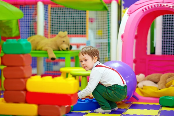Ευτυχισμένο παιδί που παίζει με τα παιχνίδια στο νηπιαγωγείο — Φωτογραφία Αρχείου