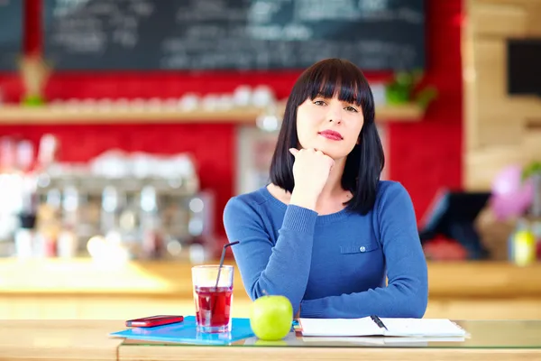 Hermosa chica estudiante en la cafetería —  Fotos de Stock