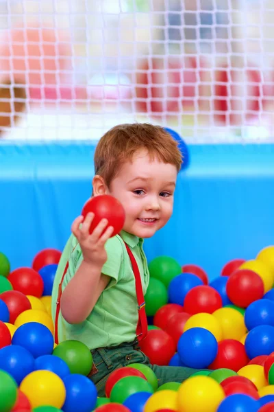 Aranyos gyerek érzik magukat a játszótéren — Stockfoto