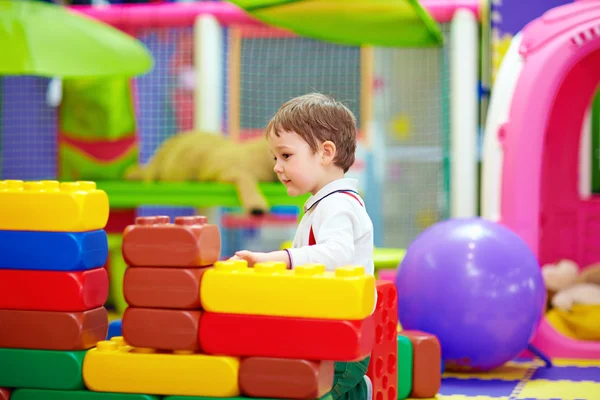Lindo niño que se divierte en el jardín de infantes —  Fotos de Stock