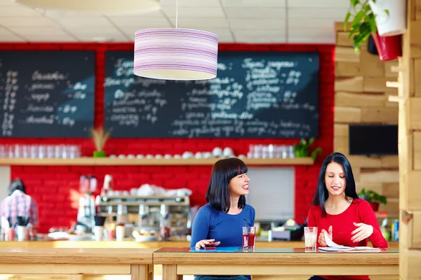 Beautiful women discussing business in relaxed atmosphere — Stock Photo, Image