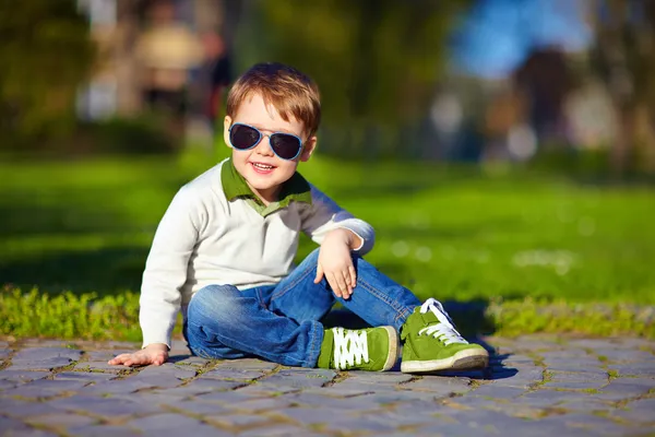 Moderiktiga killen i sommaren park — Stockfoto