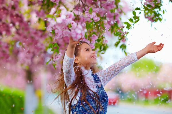 봄 정원에서 인생을 즐기는 아름 다운 소녀 — 스톡 사진