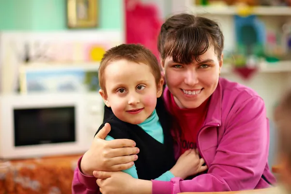 Fröhliche Kinder mit Behinderungen im Reha-Zentrum — Stockfoto