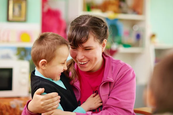 Fröhliche Kinder mit Behinderungen im Reha-Zentrum — Stockfoto