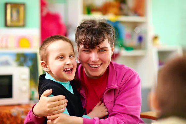 Crianças alegres com deficiência no centro de reabilitação — Fotografia de Stock