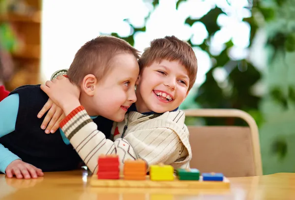 Щасливі діти з обмеженими можливостями у дошкільному Стокова Картинка