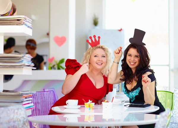 Más tamaño mujeres amigos disfrutando de la vida, divertirse en la cafetería —  Fotos de Stock