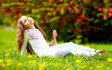 renkli şeker parkı ile güzel kız