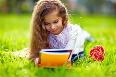 sevimli kızı bahar'ın bahçesinde kitap okuma