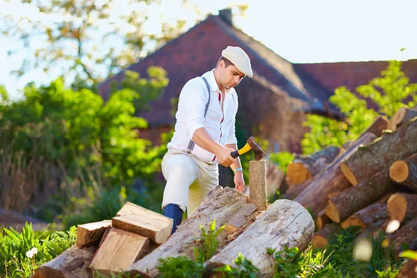 Homem cortando madeira no quintal — Fotografia de Stock