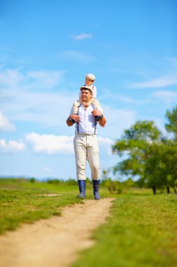 mutlu baba ve oğul kırsal yolu